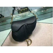 Geantă Dior Mini Saddle din piele de vițel cu accesorii aurii, neagră, m0447s