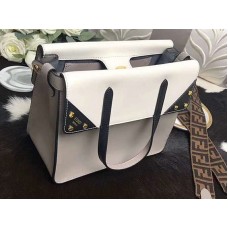 Geantă Fendi Medium Flip Regular din piele, albă