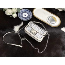 Geantă mică Fendi Baguette din PU alb