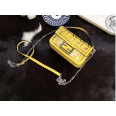 Geantă mică Fendi Baguette din PU galbenă